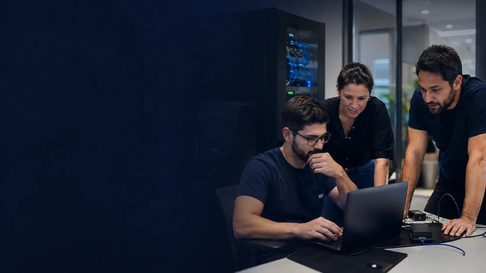 Técnico da área de tecnologia trabalhando em infraestrutura